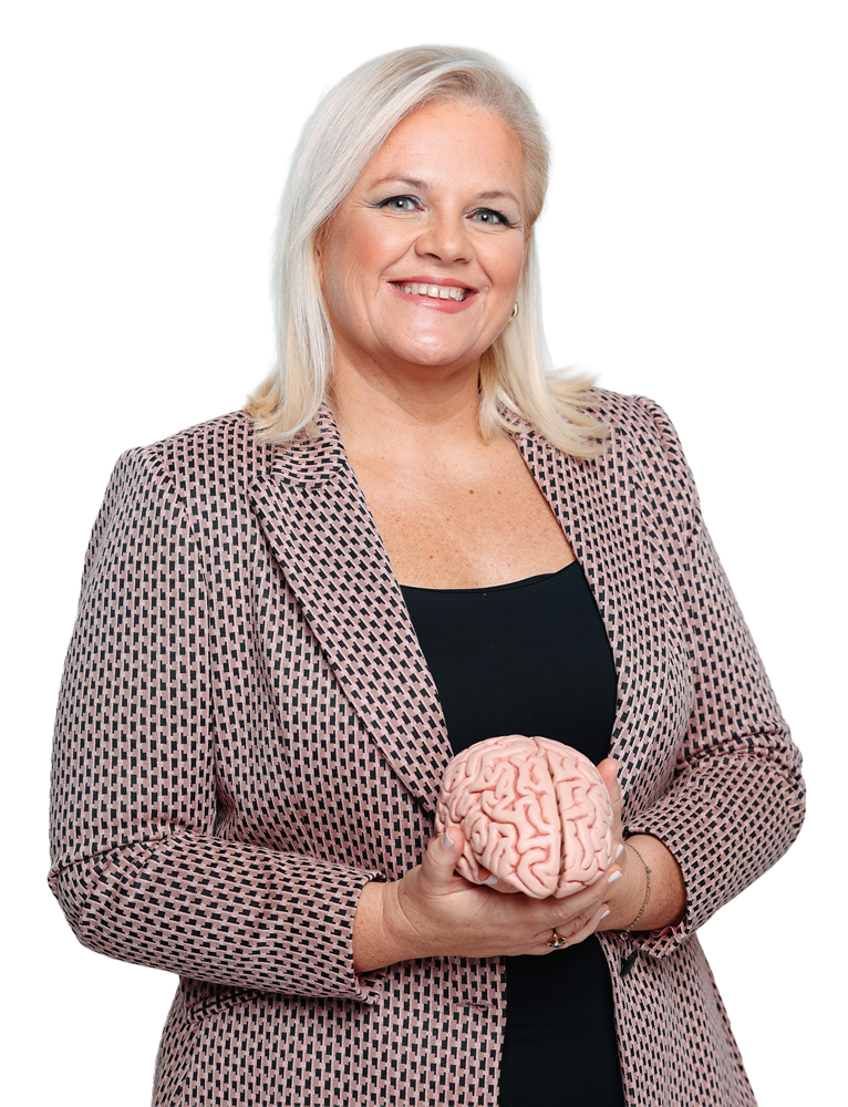 Catalina Hoffmann sosteniendo un modelo de cerebro, fondo transparente